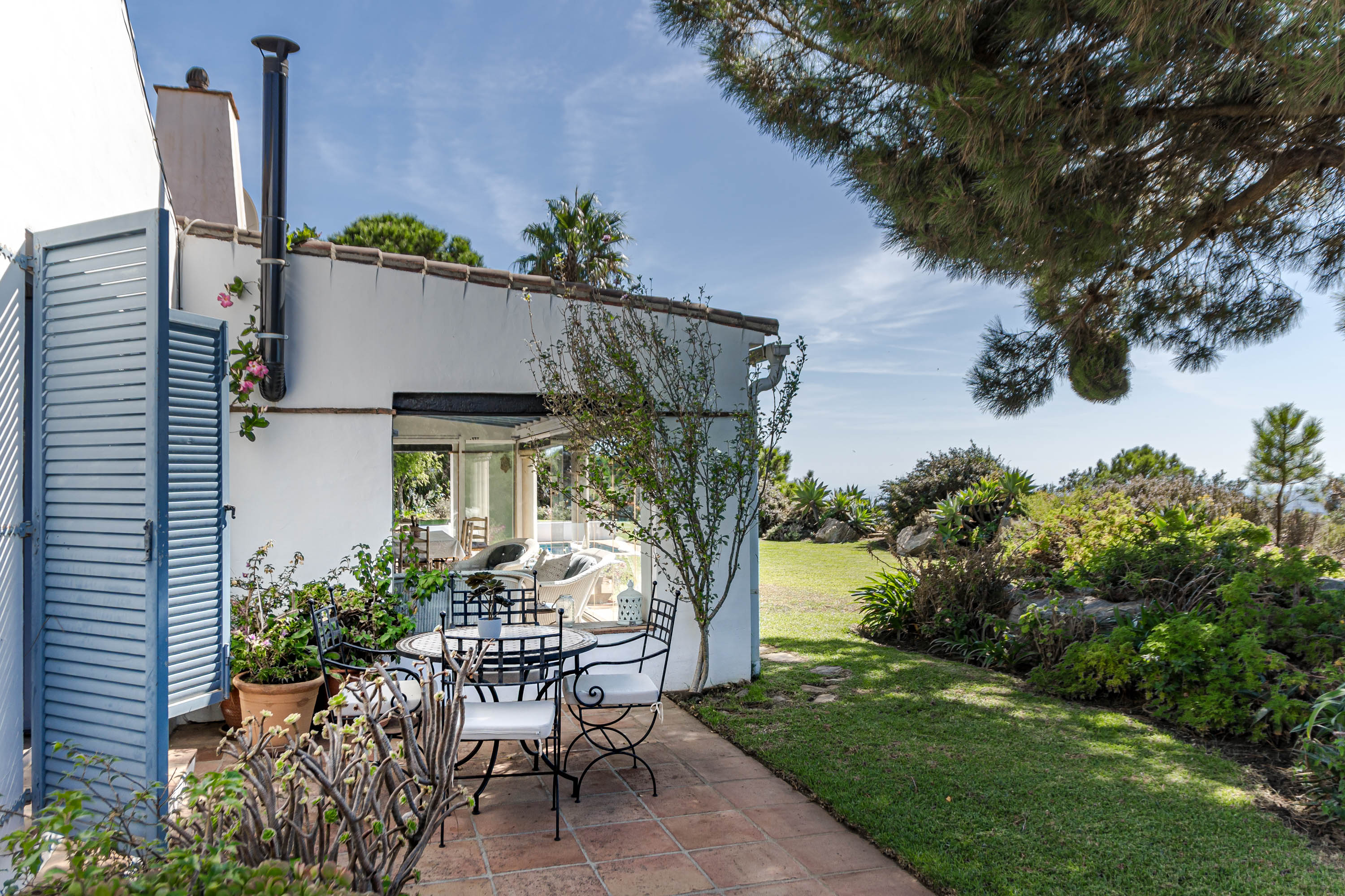 Terraza de dormitorio con aceso a jardines